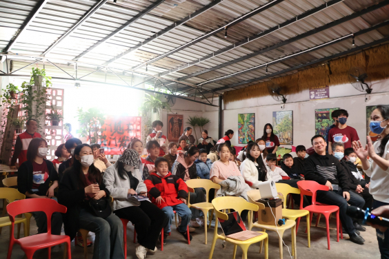 地貧教育營讓地貧孩子及家長了解最新的骨髓移植療法及睡眠的重要性。
 